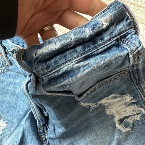 American Eagle 90s Boyfriend Short | Denim Shorts | Distressed | size 4 - Picture 3 of 8